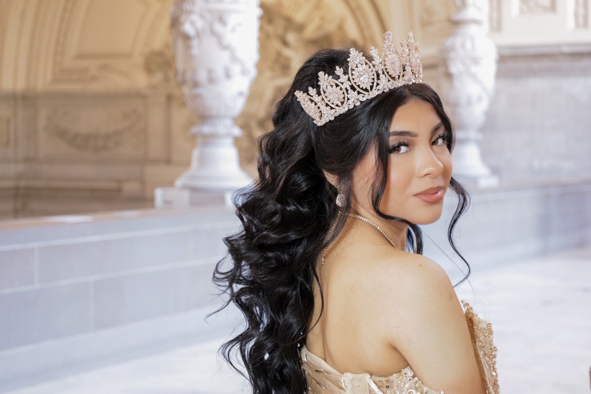 Detalle de sesión de quinceañera en el Área de la Bahía