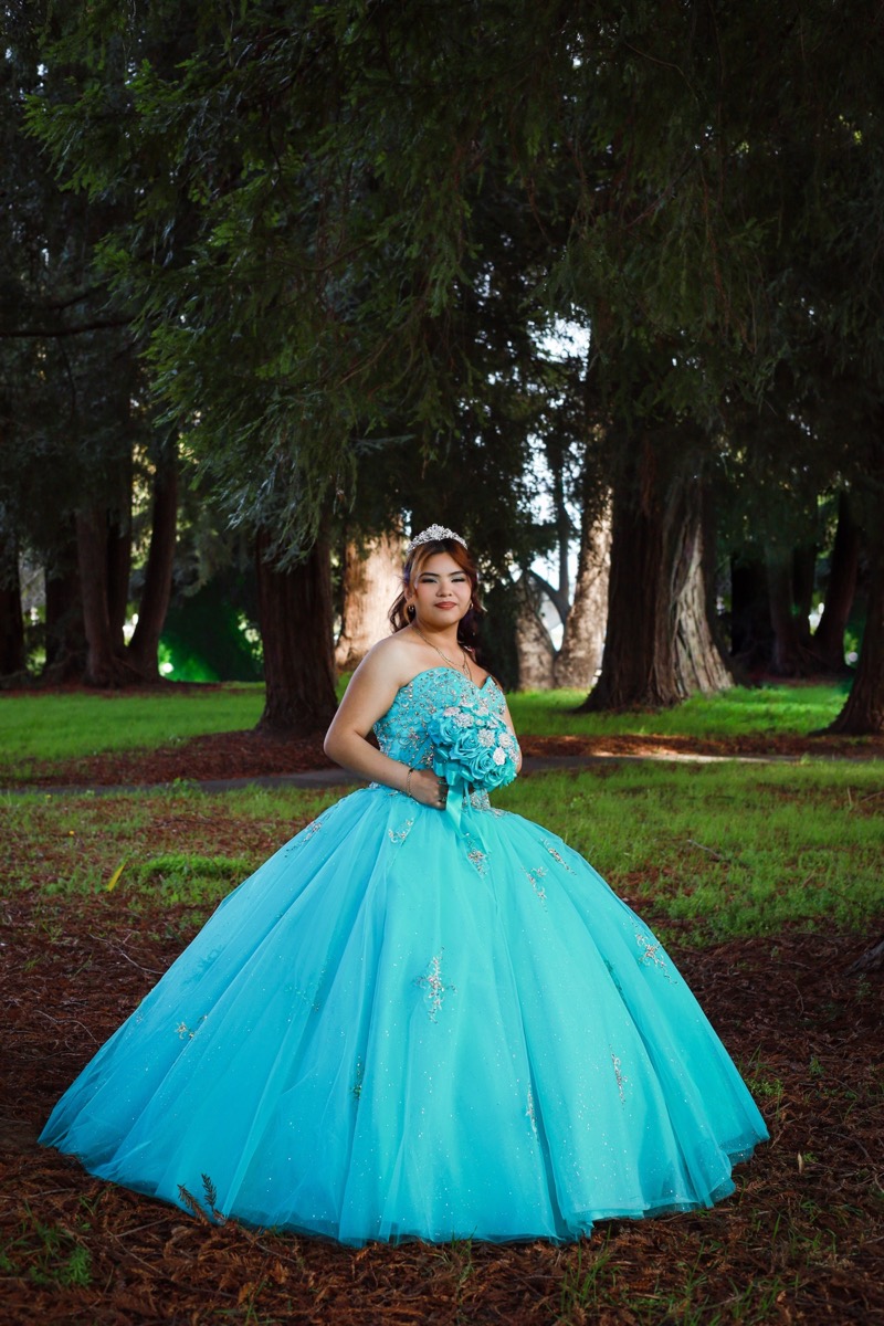 Fotografía de quinceañera con estilo cinematográfico